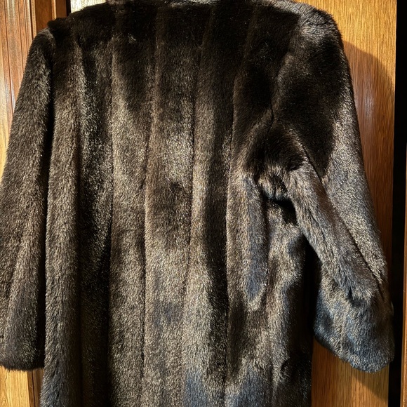 Gorgeous Faux Fur Coat - Brand New - Picture 3 of 3